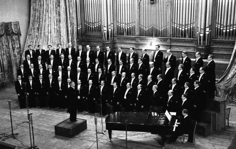 Выступление Государственного академического мужского хора Эстонской ССР в Большом зале консерватории, 3 декабря 1950, г. Москва. Дирижирует Густав Эрнесакс.Выставка «Московская консерватория. Большой зал» с этим снимком.