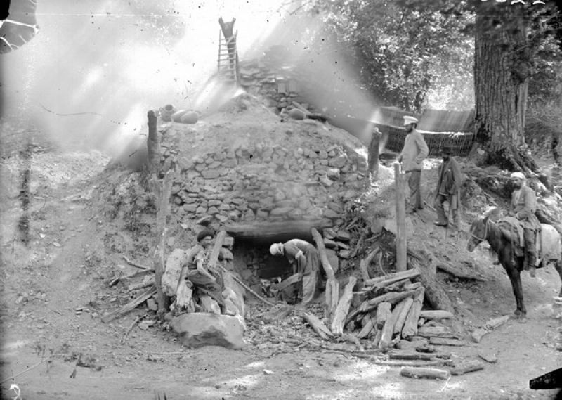 Гончарное дело. Изготовление больших сосудов, 1914 - 1916. Выставка «Дореволюционная Россия: производство» с этой фотографией. Из архива Николая Марра «Этнографическая коллекция о Закавказье».