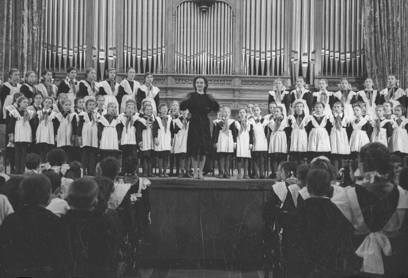 Выступление хора девочек в Большом зале Московской консерватории, 1941 год, г. Москва. Выставка «Московская консерватория. Большой зал» с этим снимком.