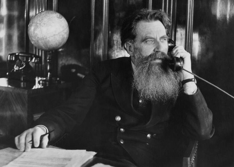 Начальник «Главсевморпути» Отто Шмидт, 1936 год, г. Москва. Разрабатывал космогоническую гипотезу образования тел Солнечной системы в результате конденсации околосолнечного газово-пылевого облака. В 1932 был начальником экспедиции на пароходе ледокольного типа «Сибиряков», совершившей первое в истории плавание по Северному морскому пути за одну навигацию. Инициатор и идейный вдохновитель создания «Большой советской энциклопедии».Выставки «Алло, кто говорит?», «Светила науки» , «10 лучших фотографий ученых», «Флагманские фотографии. Выбор редакции», «Глобус – это чучело Земли», «У меня зазвонил телефон...» и видео «"Челюскин". Раздавленный льдами», «Неизведанные края Отто Шмидта» с этой фотографией.