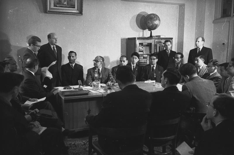 Пресс-конференция в информационном центре ООН в Москве, 29 сентября 1959, г. Москва. Выставка «Глобус – это чучело Земли» с этой фотографией. 
