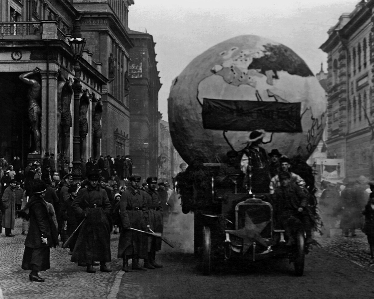 Первое мая в Петрограде. Макет глобуса с транспарантом: «Владыка мира – труд!», 1 мая 1920, г. Петроград. 4 октября 1991 года было возвращено прежнее название – Миллионная улица.Выставки «"Долой"! или "Да здравствует!" Первомай в Российской Империи, СССР и России», «Первомай», «Пропаганда и агитация 1920-х» и «Глобус – это чучело Земли» с этой фотографией.