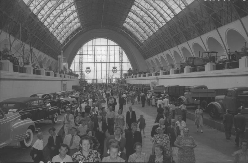 В павильоне ВДНХ "Механизация и электрификация сельского хозяйства", 1950-е, г. Москва, ВДНХ