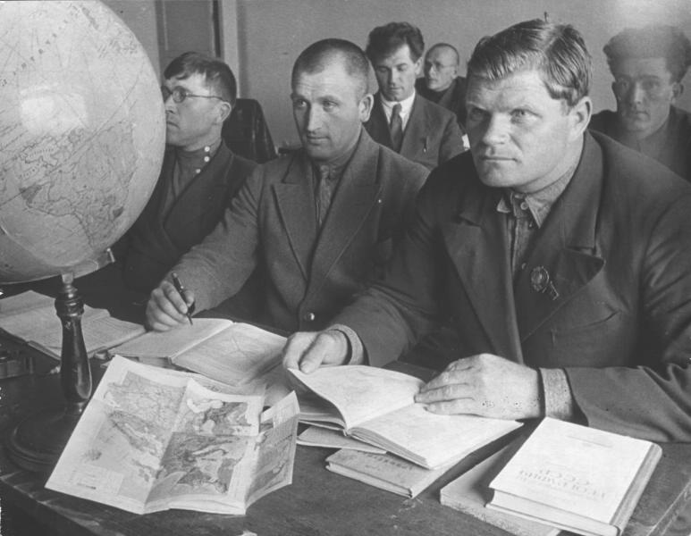 Знатный забойщик Донбасса Никита Изотов на занятиях в Промышленной академии, 1935 - 1937. Видео «"Даем сверх плана!" Ударный труд довоенного СССР» и выставка «Глобус – это чучело Земли» с этой фотографией.