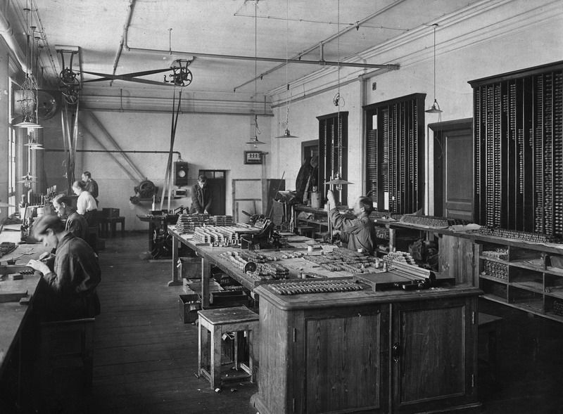 Валичная мастерская бумагопрядильной мануфактуры Хлудовых, 1900-е, Московская губ., г. Егорьевск. Выставки «Дореволюционная Россия: производство», «Хлудовская мануфактура» с этой фотографией.