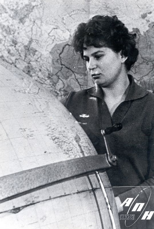 Валентина Терешкова на учебных занятиях по географии, 1963 год. Выставка «Глобус – это чучело Земли» с этой фотографией. 