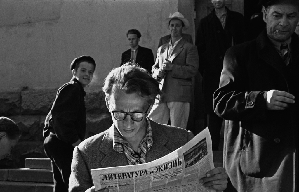 «Литература и жизнь», 1958 год, г. Свердловск. Мужчина с «Литературной газетой» у входа в Клуб имени Ф. Э. Дзержинского.Ныне Екатеринбург.