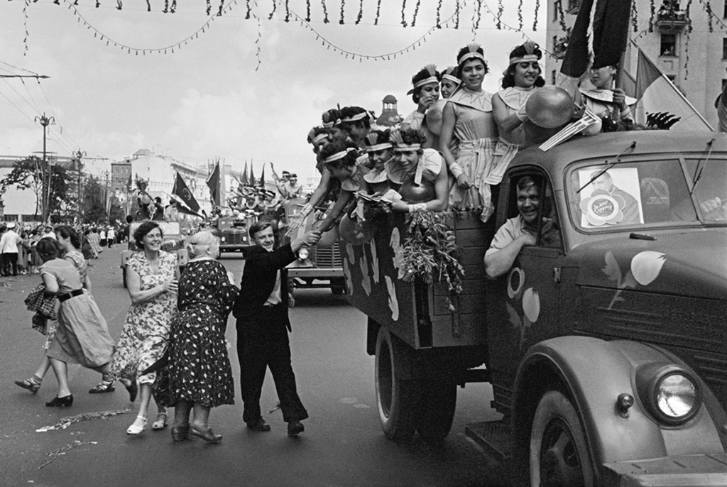 VI Всемирный фестиваль молодежи и студентов в Москве, 28 июля 1957 - 11 августа 1957, г. Москва. Выставки&nbsp;«Молодежь 1960-х», «Москва и москвичи» и видеовыставка «Никита Хрущев: "Mother of Kuzma"» с этой фотографией.