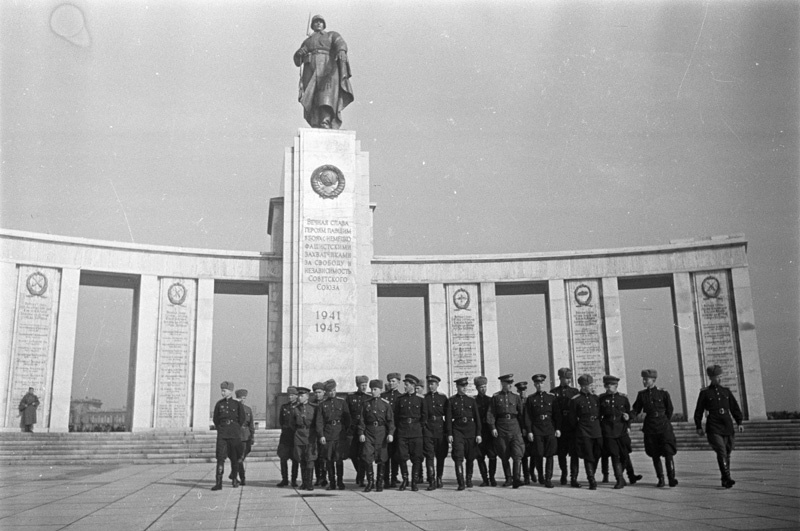 Мемориал павшим советским воинам в Тиргартене, 1945 год, Германия, г. Берлин