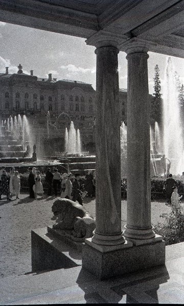 Большой каскад и Большой дворец, 1952 - 1959, г. Петродворец. В 1997 году возвращено название Петергоф.Выставка «Петергоф: красота побеждает» с этим снимком.&nbsp;