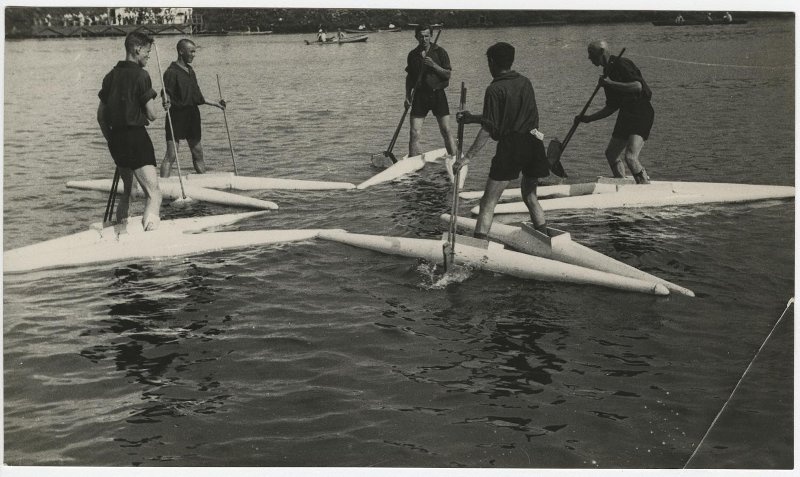 На водных лыжах. Парк культуры, 1930 год. Выставки&nbsp;«Парк собирает друзей»,&nbsp;«Фотограф Елеазар Лангман. Радикальный экспериментатор 1920–1930-х годов» с этим снимком.