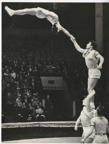 акробаты на лошадях в цирке. цирковые гимнасты дю солей. цирковая акробатика ссср. акробаты прыгуны. маяковский акробаты разбитых.