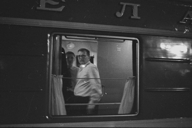 Дмитрий Шостакович с сыном в окне поезда «Красная стрела», 1966 год, г. Ленинград. Выставка «Санкт-Петербург – Москва: соперничество и вечная любовь» с этим снимком.
