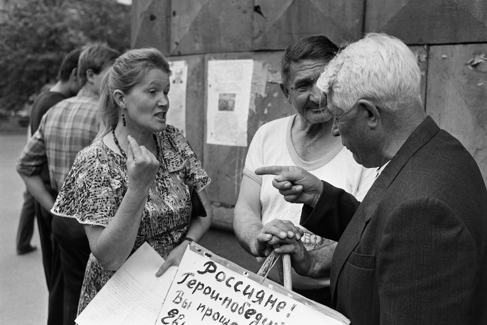 Дебаты на улице, 1991 год, г. Новокузнецк. Выставка «Говорить на одном языке» с этой фотографией.