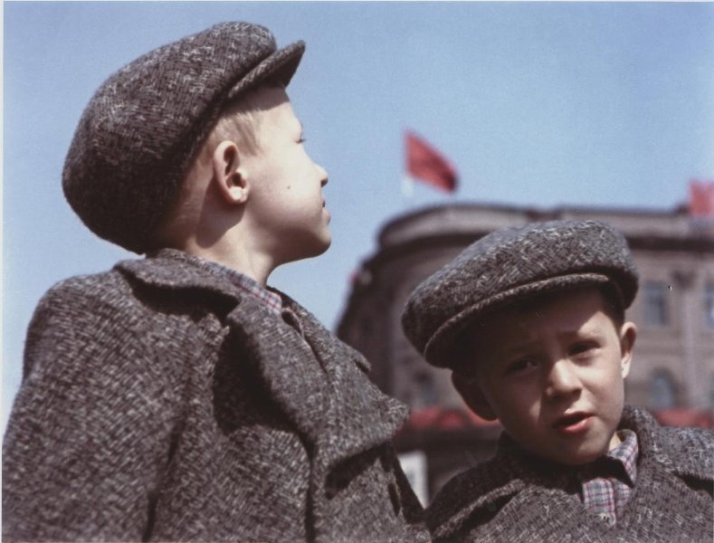 Два мальчика, 1950-е. Выставки «20 лучших фотографий Владислава Микоши» и&nbsp;«Пора надевать пальто!»,&nbsp;«Самые дорогие и любимые» с этой фотографией.&nbsp;
