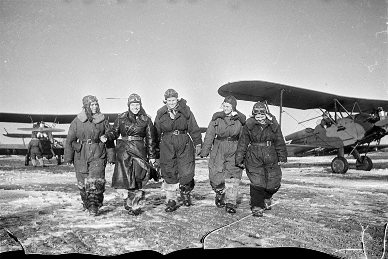 После выполнения задания, сентябрь 1944. 46-й гвардейский ночной бомбардировочный авиационный полк – «Ночные ведьмы».Выставка «Авиатриссы» с этой фотографией.