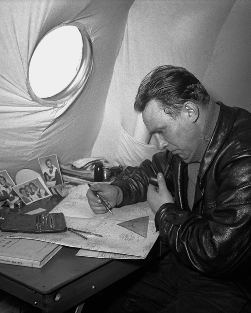 Научно-исследовательская дрейфующая полярная станция «Северный полюс-3». Начальник станции Алексей Трешников у себя в палатке за рабочим столом, апрель 1954