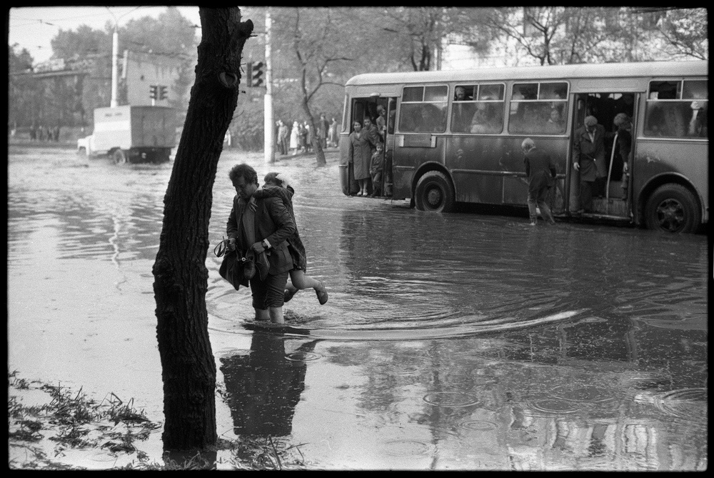 Улица Металлургов после ливня, 9 июня 1984, г. Новокузнецк. Выставки «Жизнь в дороге»&nbsp;и «Все идет не по плану» с этой фотографией.