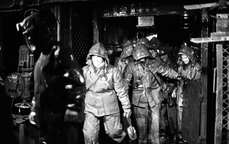 Выходящие из лифта шахтеры, 1965 год, г. Норильск. Выставка «Шахтеры» с этой фотографией.