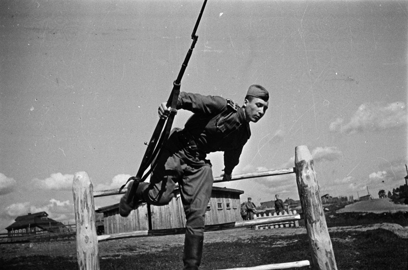 Семья крестьянина Даниила Зернова в дни Великой Отечественной войны, июль - август 1943, Украинская ССР. Сын Даниила Зернова Михаил.