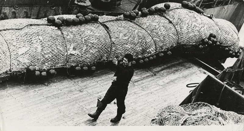 «Запросто, на одном плече», 1960-е, Сахалинская обл.. Выставка «"Ловись рыбка большая..." Рыболовный бум в СССР» с этой фотографией.