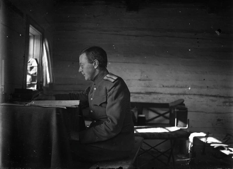 Офицер за столом в избе, 1900-е