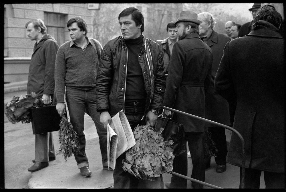 Утренняя очередь в Сандуновские бани, 30 апреля 1984, г. Москва. Выставка «Если хочешь быть здоров» с этой фотографией.
