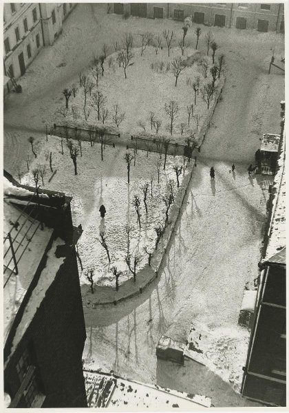 Зимний дворик, 1926 год, г. Москва. Двор дома, в котором жили Александр Родченко и Варвара Степанова. В 1918–1935 годах улица называлась Первомайская, в 1935–1990 годах – улица Кирова, в 1990 году было возвращено историческое название – Мясницкая.Выставка «Зима 1920-х» с этой фотографией.