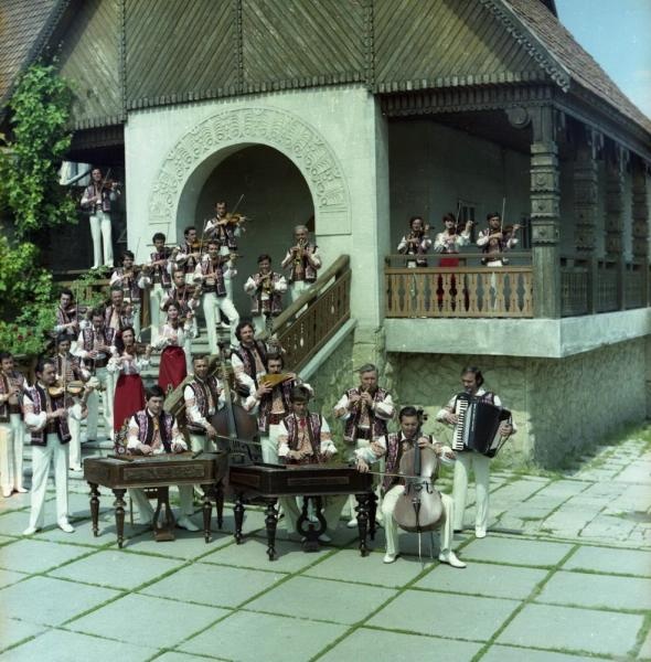 Молдавский ансамбль народной музыки и танца «Флуераш», 1985 - 1987, Молдавская ССР. Выставка «Советская Молдавия» с этой фотографией.