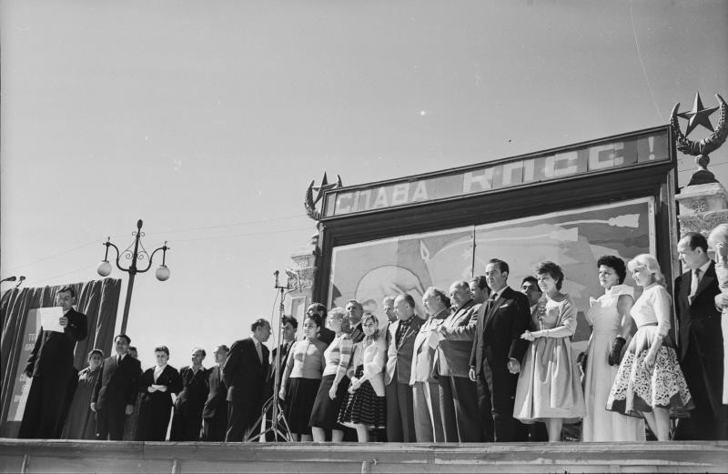 Группа людей на трибуне, 1955 - 1965. На праздничной трибуне, украшенной плакатом с лозунгом «СЛАВА КПСС!», стоит группа людей.