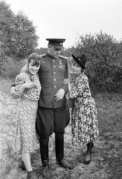 Маршал Константин Рокоссовский с женой Юлией Барминой и дочерью Ариадной, 1945 год. Выставка «В кругу семьи: от Ульянова до Ельцина» с этой фотографией.