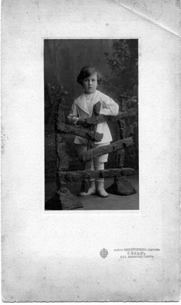 Портрет мальчика в театральном костюме, 1910-е, г. Санкт-Петербург. В 1914-1924 годах - Петроград.