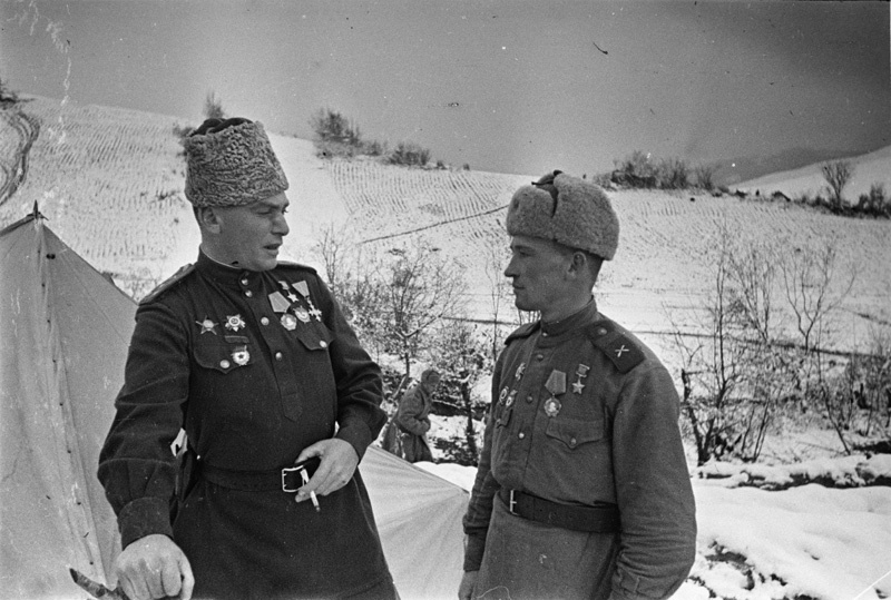 Гвардии полковник Николай Брозголь и гвардии сержант Феодосий Стоцкий, 9 сентября 1944 - 28 октября 1944. Выставка «Говорить на одном языке» с этой фотографией.