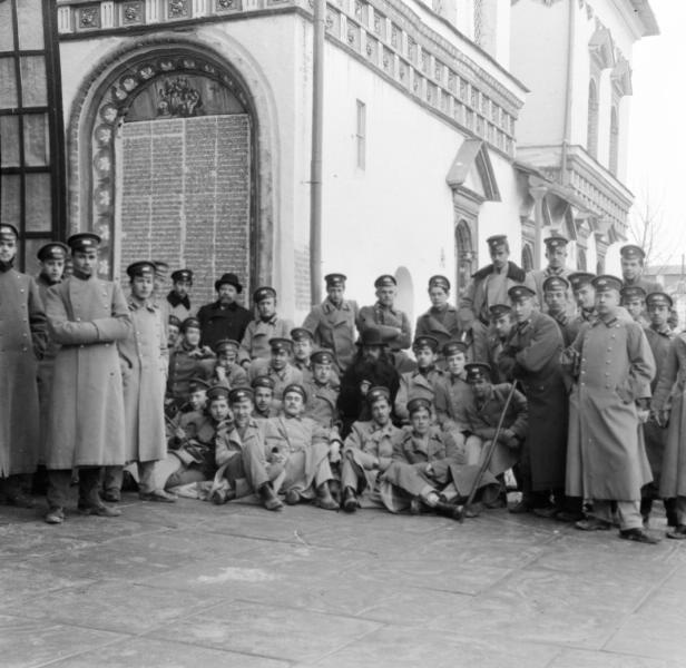 Группа студентов у входа в монастырь, 1904 год, Московская губ., г. Воскресенск. С 1930 года – город Истра.&nbsp;