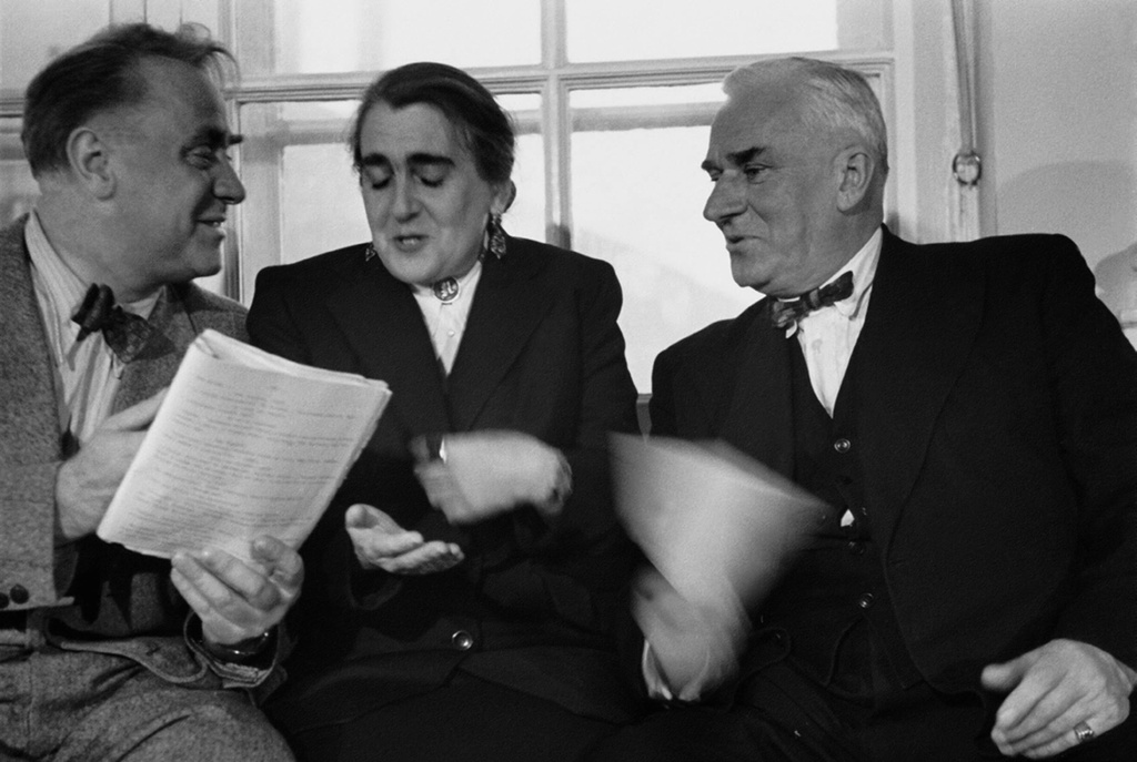 Артисты Малого театра Михаил Жаров, Елена Гоголева и Михаил Ленин на репетиции, 1940-е, г. Москва. Видео «Малый театр» с этой фотографией.