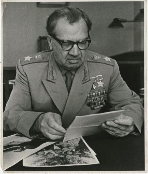 За чтением письма. Маршал Советского Союза Василий Чуйков, 1970-е