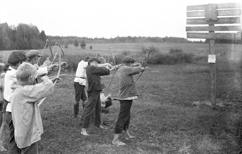 Детский лагерь. Состязание в стрельбе из лука, 1929 год, г. Галич. Выставка «Лук и стрелы» с этим снимком.&nbsp;