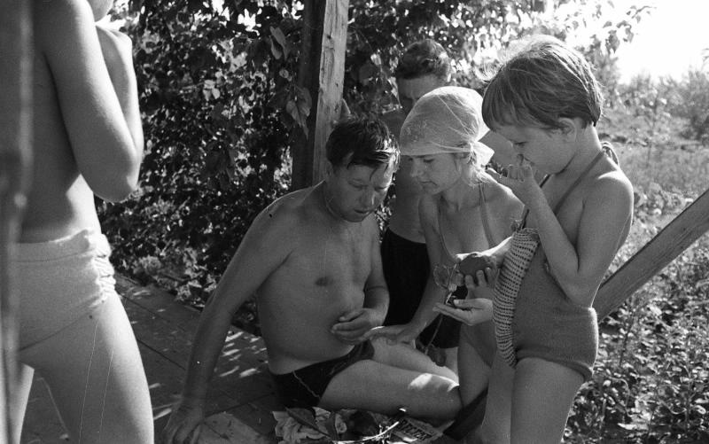 Дети и взрослые на дачном участке, 1967 год, Волгоградская обл., г. Волжский