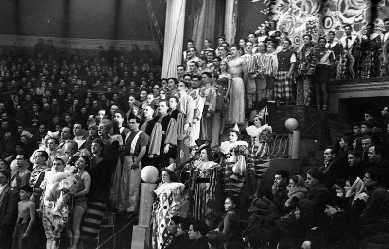 Цирк. Парад-Алле, 1947 - 1952, г. Москва. Выставка «Цирк!» с этой фотографией.