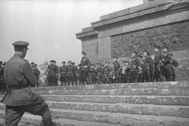 Выступление ансамбля песни и пляски Краснознаменного Балтийского флота, 1945 год, Германия, г. Берлин