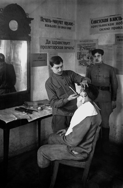 Запасная кавалерийская дивизия 7-й армии. Командиры в парикмахерской перед смотром, 1918 год, г. Осташков