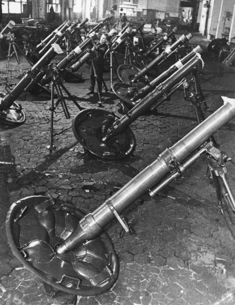 1-й Государственный автомобильный завод им. И. В. Сталина. 82-мм батальонные минометы БМ-37 готовы к отправке на фронт, 1942 год, г. Москва. Советский батальонный 82-мм миномет образца 1937 года.