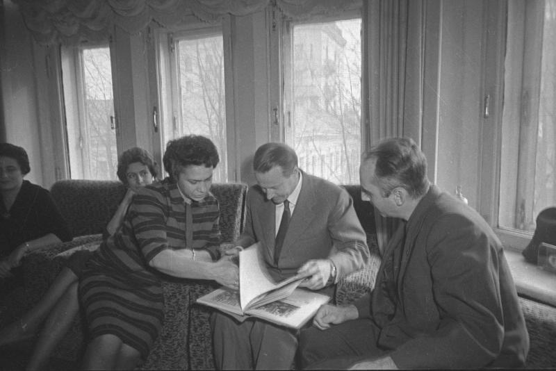 Тур Хейердал в редакции журнала «Юность», 1962 год, г. Москва. Выставка «Успеть везде» с этой фотографией.