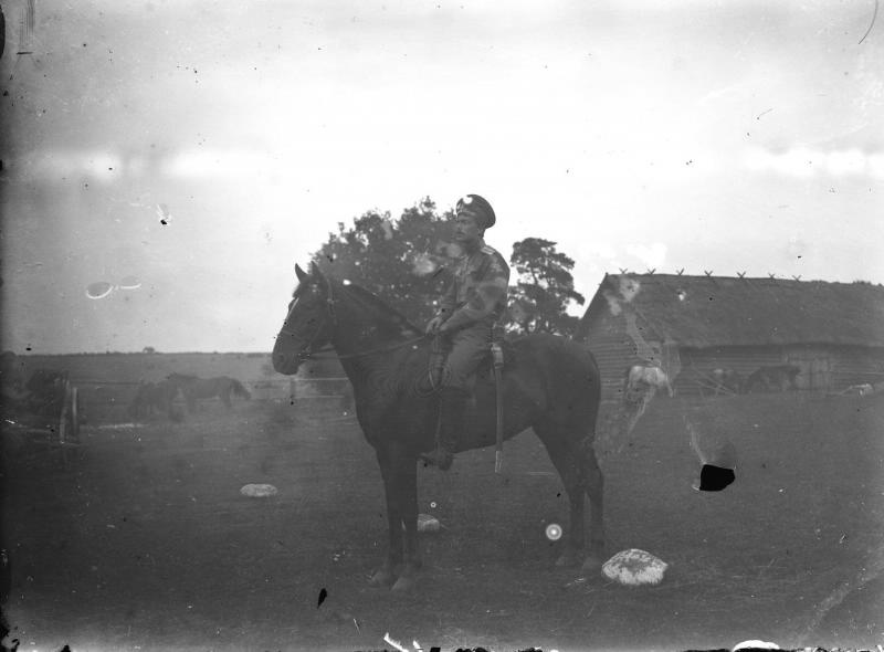 Офицер на лошади, 1900-е