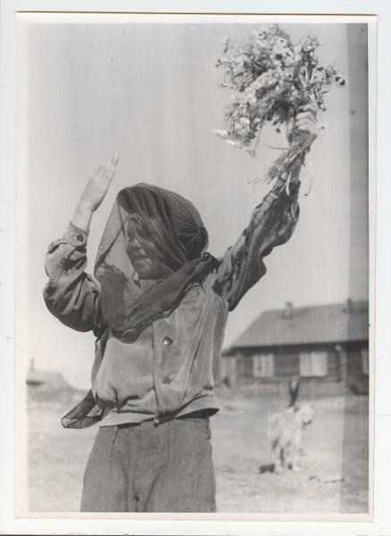 Мальчик с букетом полевых цветов, 1970-е