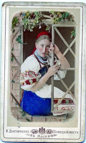 Девушка в окне, 1870-е, г. Москва. Альбуминовая печать. Раскрашенная фотография.Выставки&nbsp;«Заигравшие новыми красками» и&nbsp;«В красной фуражке», видеовыставка «К 180-летию фотографии. Эпизод IV: "Альбумин"» с этим снимком.
