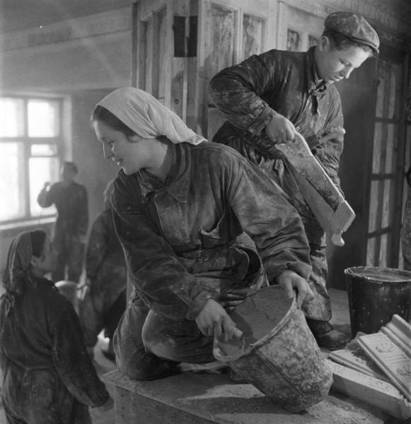 «Молодые строители, которых мы видим на этом снимке, комсомольцы Валентина Шимаева и Алексей Шкарубо...», 1956 год, г. Рязань