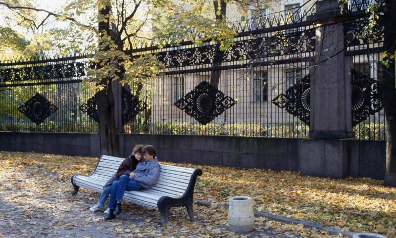 Влюбленные в сквере, 1992 - 1995, г. Санкт-Петербург. Выставка «Семейный портрет» с этой фотографией.