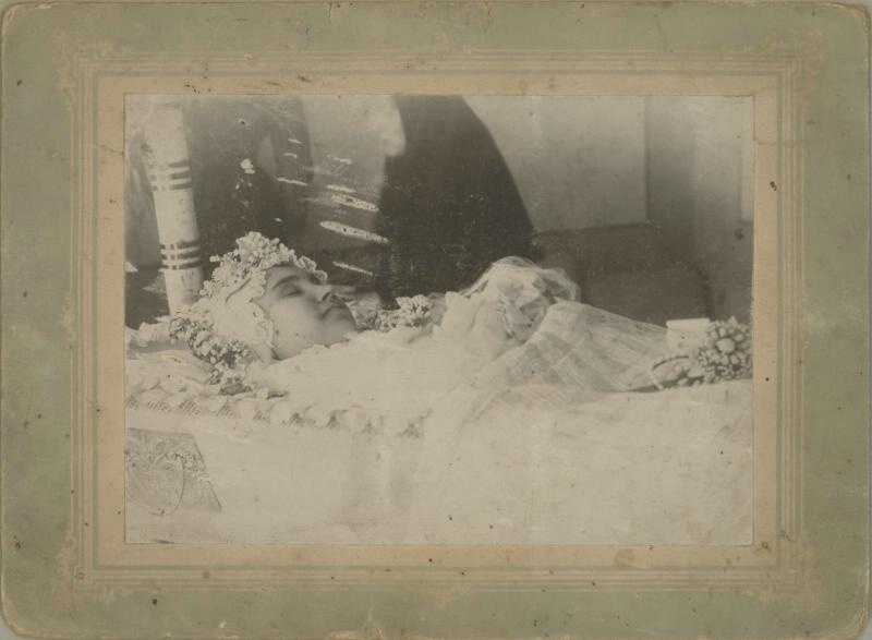 Девушка в гробу, 1920-е
