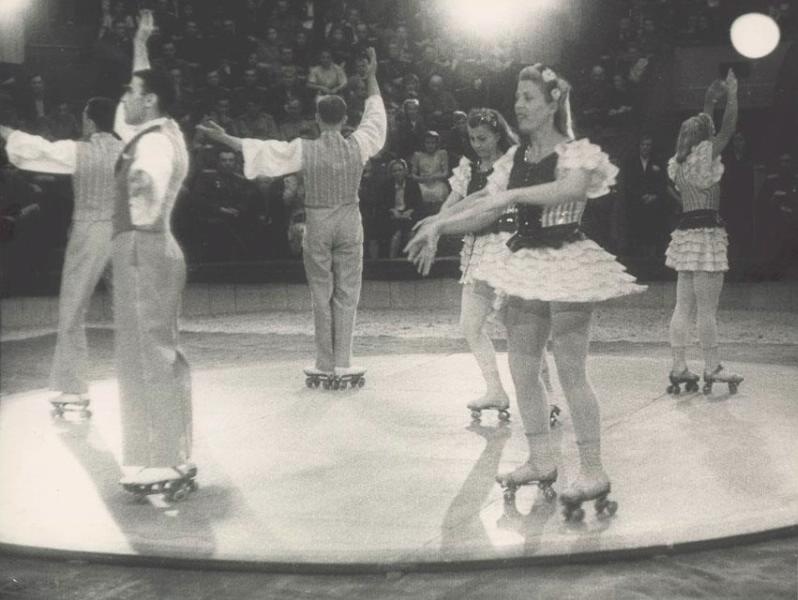 Артисты на роликовых коньках, 1940 год, г. Москва